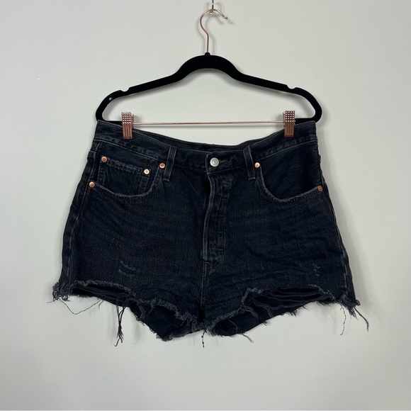 LEVI’S DISTRESSED BLACK DENIM SHORTS WITH 6 BUTTON FLY SIZE 32 - Picture 5 of 15